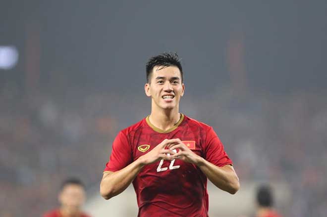 Tiến Linh mở màn bàn thắng cho Việt Nam để vươn lên vị trí đầu bảng G.