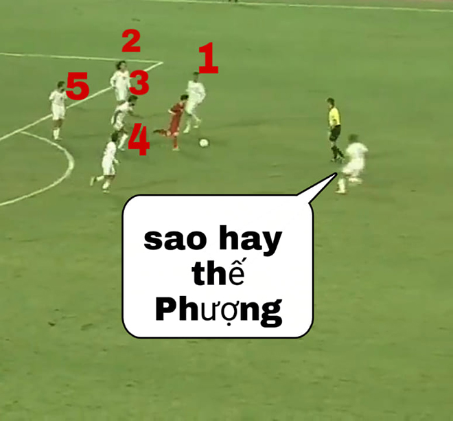 Công Phượng trong vòng vây của các cầu thủ UAE đêm qua.