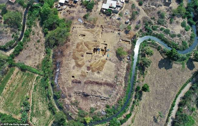 Toàn cảnh di tích ngôi đền mới được phát hiện gần sông Zaña Valley nhìn từ trên cao (Ảnh: Getty)