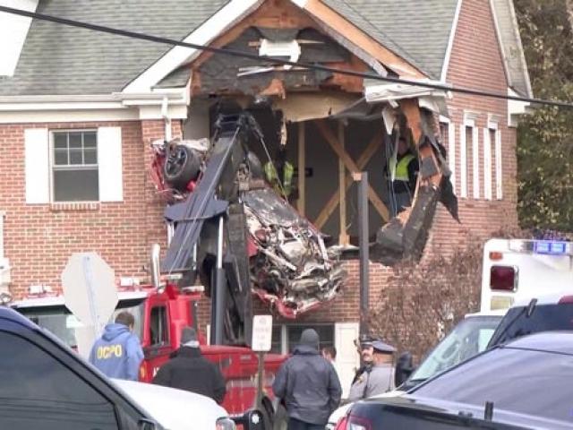 Phi thường - kỳ quặc - Xe ô tô bất ngờ "hạ cánh" xuống tầng 2 tòa nhà