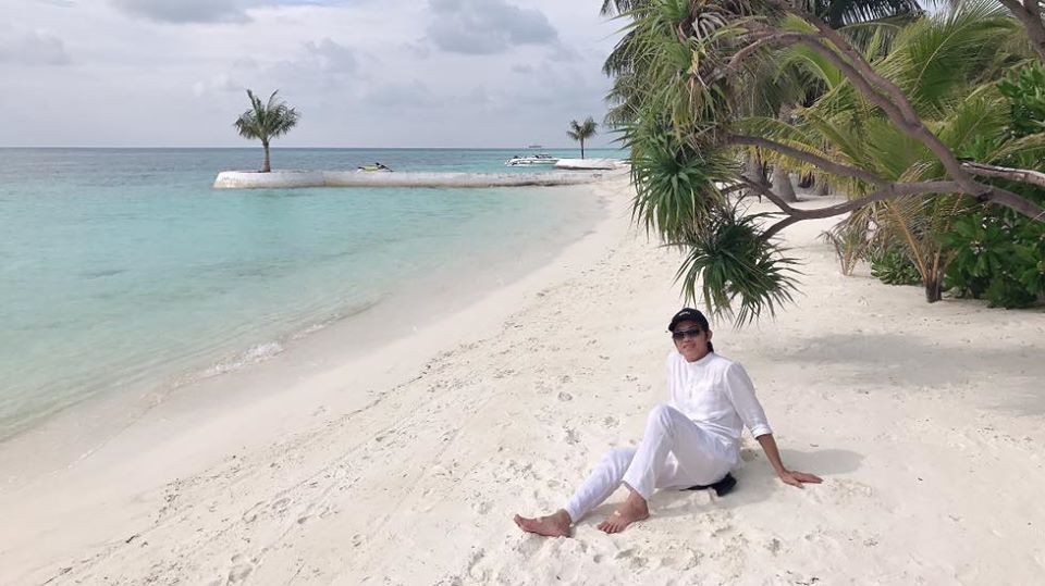 Phong cách thời trang của Hoài Linh thời gian gần đây có sự chuyển biến rõ rệt, trẻ trung hơn rất nhiều dù lên đồ đơn giản với cây đen hay cây trắng. Anh còn chăm chỉ đeo kính râm, tăng thêm phần chất ngầu.