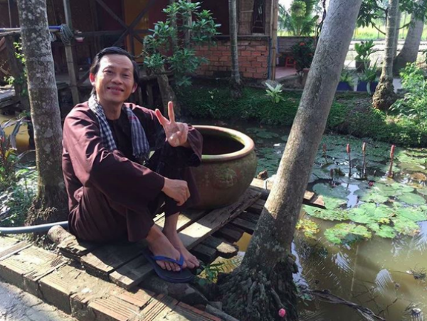 Chính cách lên đồ giản dị này khiến anh già hơn nhưng nhờ Hoài Linh mà người ta lại thấm thía câu "người đẹp vì lụa".