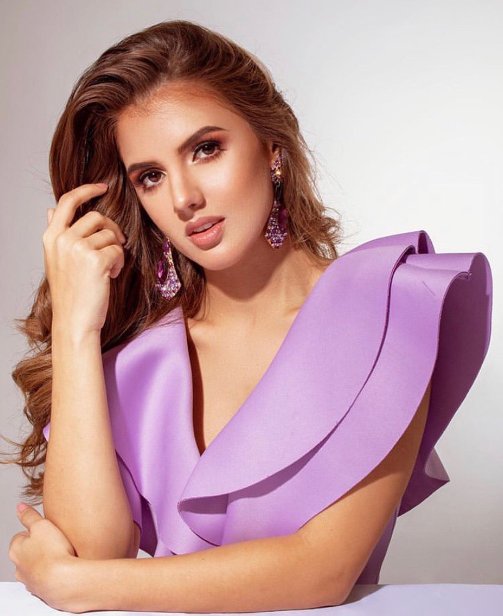 Ana Lucia Tejeira Healy&nbsp;là đương kim Á hậu 2 Miss&nbsp;Senorita 2019, cuộc thi tìm kiếm đại diện&nbsp;Panama&nbsp;tham dự Miss Universe. Cô cao 1,70m, năm nay 25 tuổi. Ana là&nbsp;Cử nhân ngành thiết kế nội thất. Cô mơ ước&nbsp;có thể trở thành giảng viên tại các trường đại học về kiến trúc nội thất.
