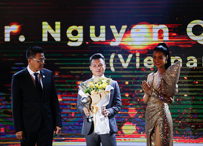 Quang Hải dành danh hiệu Nam cầu thủ của năm tại AFF Awards 2019