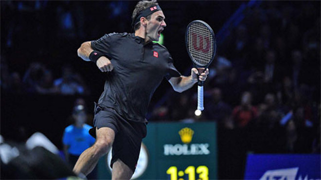 Federer chơi tuyệt hay để thắng Djokovic và đoạt vé vào bán kết ATP Finals năm nay