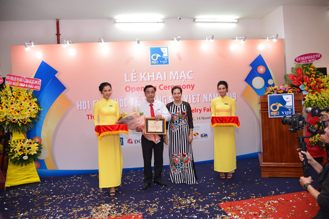 Nhiều năm liên tiếp thành công ở VIJF, năm nay, DOJI quay trở lại Hội chợ với vai trò nhà tài trợ kim cương duy nhất. Đại diện Ban tổ chức VIJF trao chứng nhận bảo chứng vị thế, tiềm lực của DOJI trong sự kiện này.