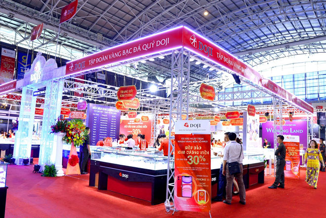DOJI là đơn vị sở hữu gian hàng lớn nhất Hội chợ với tổng quy mô lên tới 250 m2 với đa dạng các dòng hàng, dòng sản phẩm: Kim cương viên, Trang sức Kim cương, Trang sức Cưới, Trang sức Vàng 24K, Quà tặng vàng Kim Bảo Phúc…