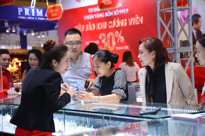 Tại Hội chợ, “Siêu bão kim cương viên” đã thu hút đông đảo tín đồ “nữ hoàng đá quý", đặc biệt, sự ra mắt của Bộ sưu tập Bách Lộc Như Ý với hàng trăm viên kim cương kích thước cực đẹp, chất lượng phong phú, giá cả đa dạng, ưu đãi hấp dẫn