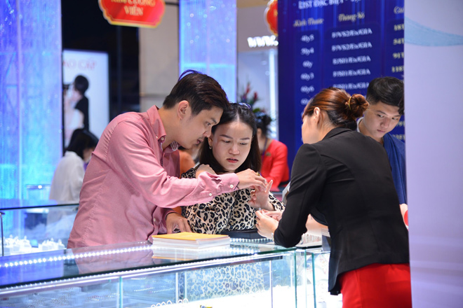 Wedding Land - Thương hiệu Trang sức Cưới thuộc Tập đoàn Vàng bạc Đá quý DOJI đã tạo nên xu hướng trang sức cưới mới cho các cặp đôi phía Nam, cùng sự xuất hiện của Bộ sưu tập Loving Heart gắn kim cương 99 giác cắt mang thông điệp Khoảnh khắc luôn sáng mãi