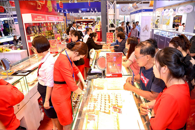 Cũng tại VIJF 2019, DOJI gây ấn tượng với khách hàng khi ra mắt những mẫu thiết kế Trang sức Vàng 24K sử dụng công nghệ chế tác 3D hiện đại. Kỹ thuật chế tác mang tính đột phá chỉ có tại DOJI đã tạo nên những bộ trang sức vàng tinh tế, trọng lượng nhẹ, độ cứng cao nhưng giá thành rất hợp lý