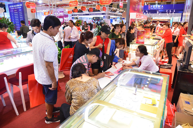 Sản phẩm nổi trội và độc đáo, chính sách ưu đãi hấp dẫn, quy mô gian hàng ấn tượng… DOJI tạo điểm nhấn riêng biệt, khẳng định vị thế dẫn đầu trong lĩnh vực vàng bạc đá quý và trang sức tại “sân chơi” VIJF. Gian hàng DOJI đã thu hút hàng ngàn lượt mua sắm ngay trong ngày đầu tiên và dự kiến tăng gấp nhiều lần vào cuối tuần này