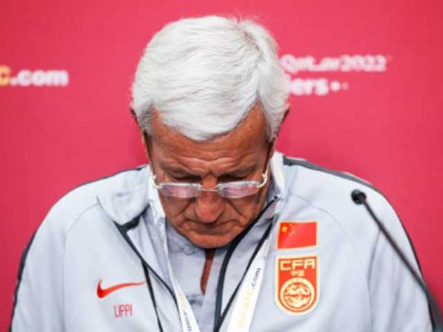 Lippi cúi mặt trong buổi họp báo sau trận