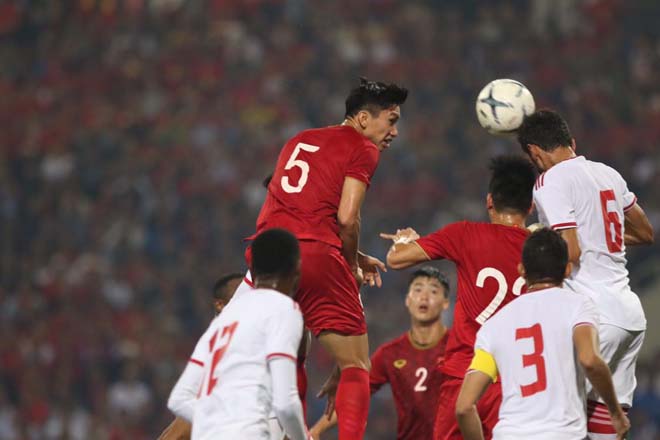 Hàng thủ Việt Nam chơi tốt trước UAE
