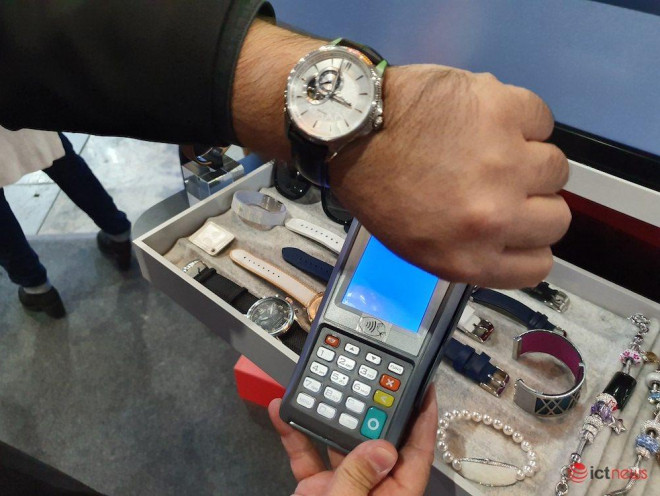 Chip thanh toán của Tappy tích hợp trong đồng hồ sẽ kết nối với máy POS để thanh toán không chạm. Ảnh: Hải Đăng