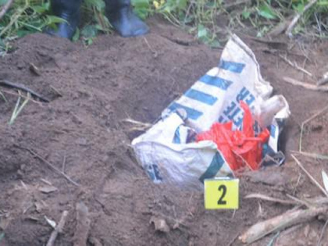 Tin tức trong ngày - Phát hiện thi thể bé trai nặng 3,1kg bị bỏ rơi tại bãi rác