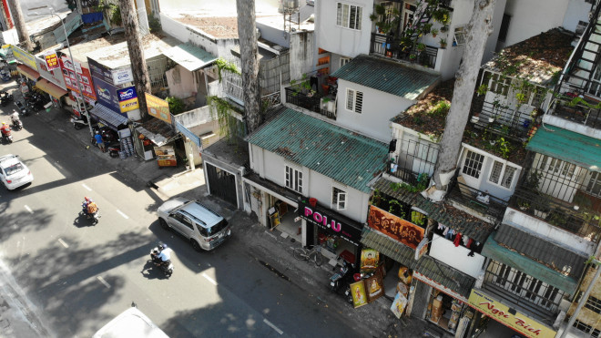 Nhìn từ trên cao sẽ bắt gặp cảnh hàng loạt cổ thụ trên đường Trần Phú nằm gọn trong nhiều căn nhà