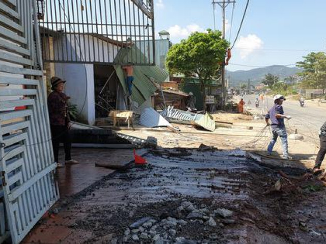 Tin tức trong ngày - Đạp nhầm chân ga lúc sửa chữa, xe chở rác gây tai nạn liên hoàn trên Quốc lộ 20