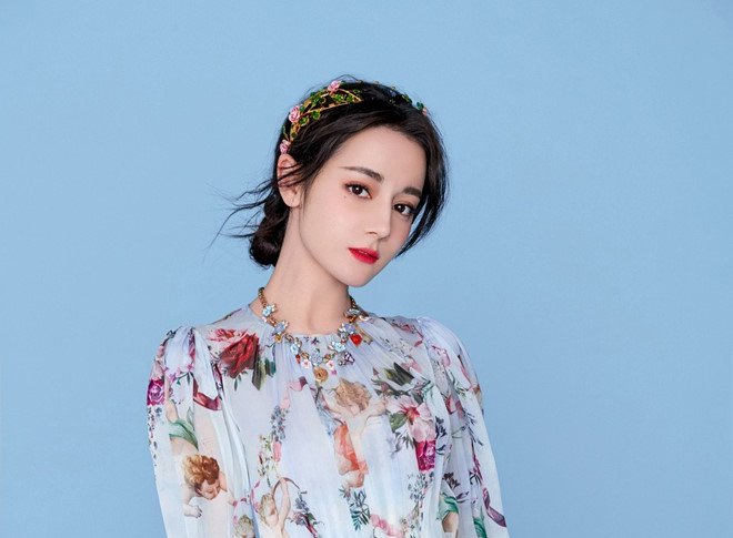 Địch Lệ Nhiệt Ba là một trong số những người đẹp Tân Cương nhận được nhiều yêu mến. 