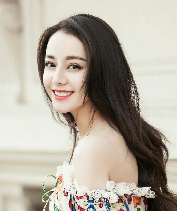 Địch Lệ Nhiệt Ba chăm sóc da hiệu quả ở bên trong và bên ngoài. 