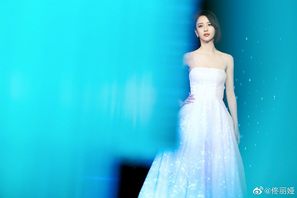 Đồng Lệ Á nhận được nhiều lời khen về nhan sắc như tiên nữ.