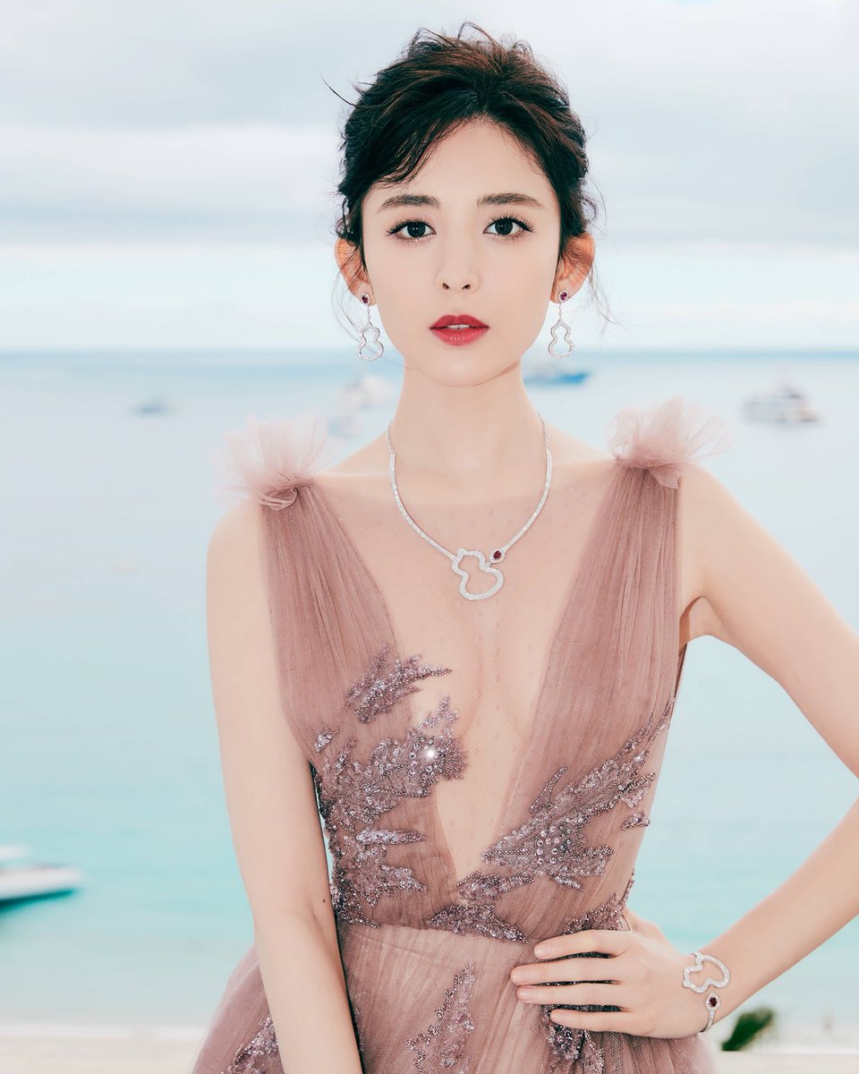 Thần thái nổi bật của Cổ Lực Na Trát. 