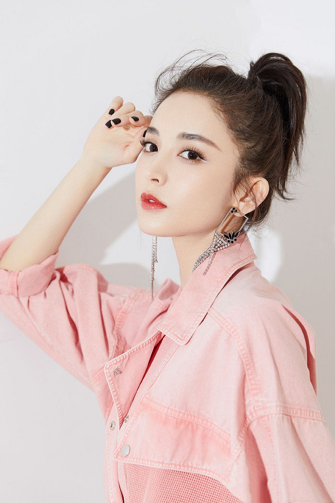 Cổ Lực Na Trát quan tâm đến việc chống nắng và cấp ẩm cho làn da. 