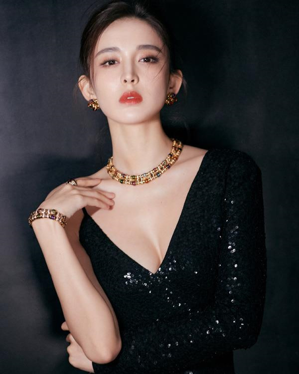 Tẩy trang sạch sẽ là bước không thể thiếu trong chu trình chăm sóc da của Cổ Lực Na Trát.