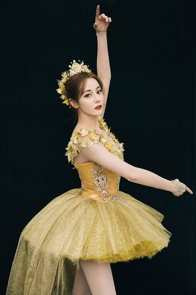 Địch Lệ Nhiệt Ba chú trọng dùng các sản phẩm tự nhiên để chăm sóc da.