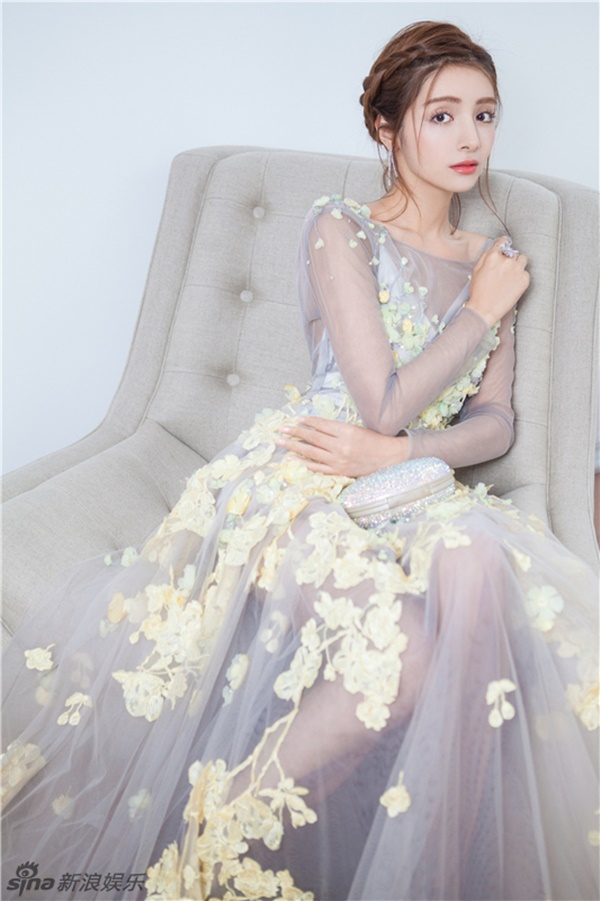 Mạch Địch Na chăm chỉ uống nhiều nước để làm đẹp da.