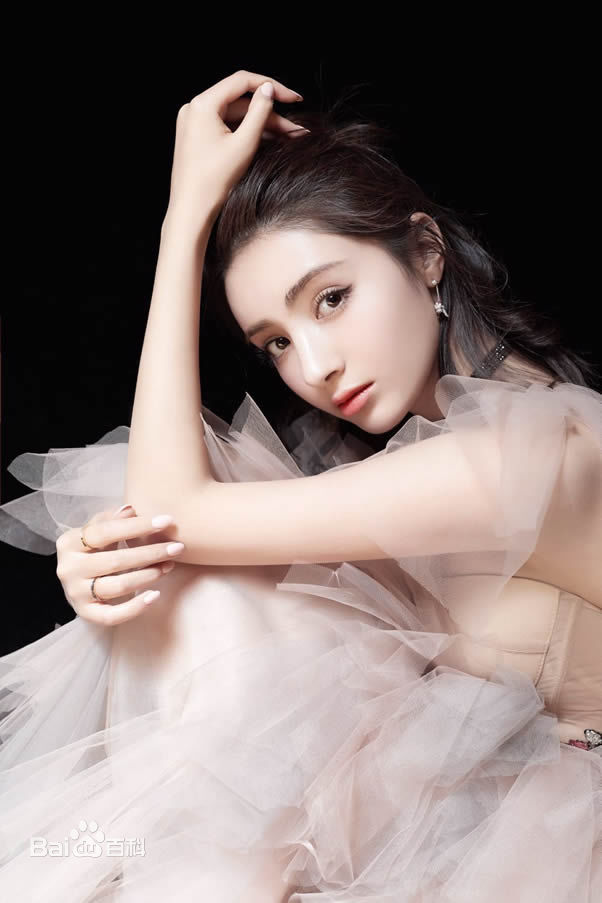 Mạch Địch Na là người đẹp được xếp vào "Tân Cương tứ mỹ".