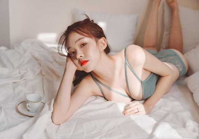 Gương mặt ngây thơ, đôi môi hờn dỗi trái ngược với thân hình nóng bỏng của Lee Ha Neul đã khiến cô trở nên đặc biệt.