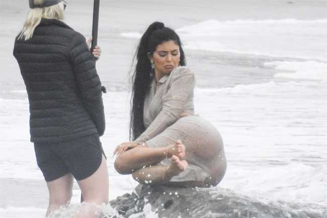 Trong trang phục mỏng tang gồm áo hở eo và chân váy xẻ cao, body tuyệt đẹp không cần sửa photoshop của Kylie Jenner lập tức trở thành tâm điểm của báo chí.