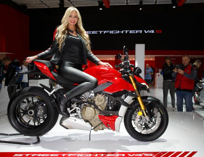 Chế ngự siêu mô tô hàng khủng của Ducati.