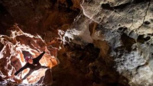 Bên trong hang động 60.000 năm tuổi ở Creswell Crags, nơi tìm thấy những dấu ấn phù thủy