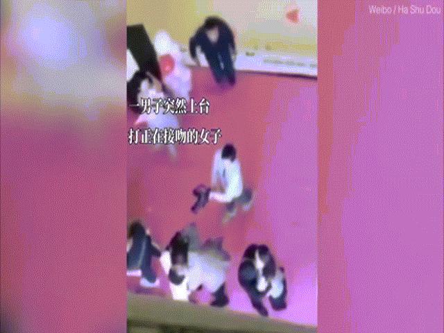 Thế giới - Video: Sếp nổi giận lao đến tát nữ nhân viên tới tấp vì hôn trai lạ trong cuộc thi hôn ở TQ