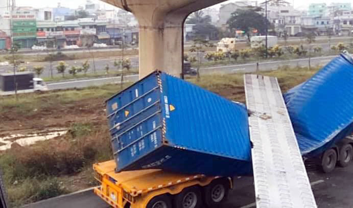 Vụ xe container đâm sập dầm cầu ở Sài Gòn: Tĩnh không không đảm bảo, ai bồi thường cho tài xế? - 1