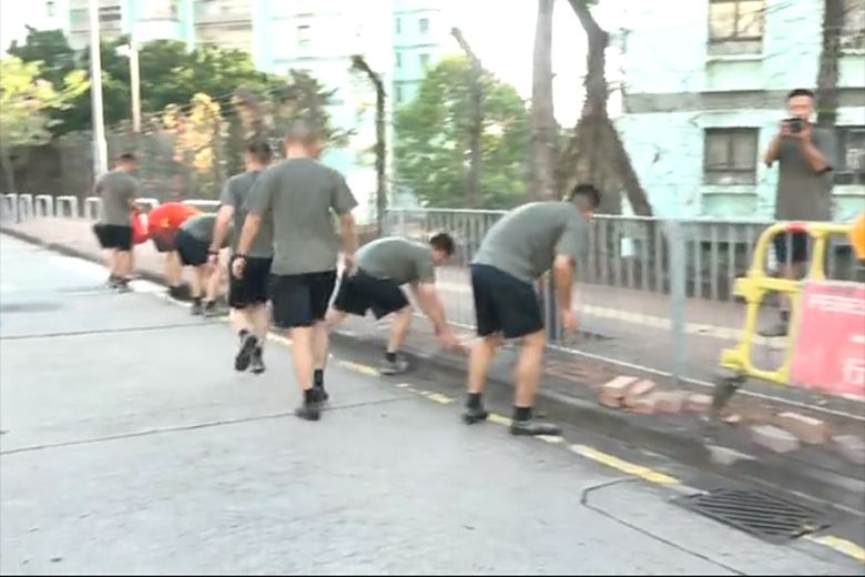 Sự xuất hiện của các binh sĩ Trung Quốc có thể càng khiến người biểu tình căng thẳng.