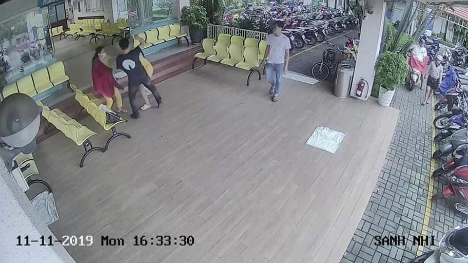 Hình ảnh tài xế BeCar hành hung nữ hành khách vì không chịu hủy chuyến.