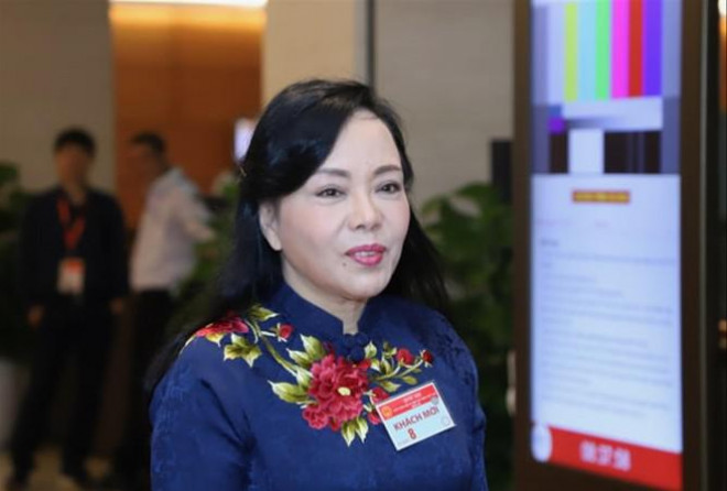 Bộ trưởng Bộ Y tế Nguyễn Thị Kim Tiến bên hành lang Quốc hội (ảnh IT)