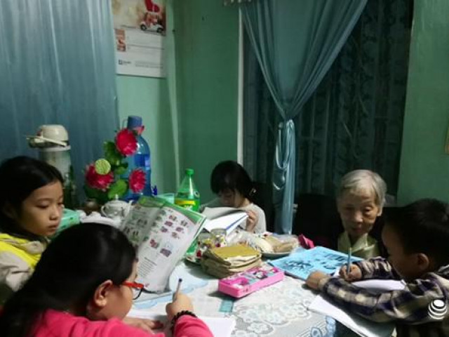Giáo dục - du học - Bà giáo gần 100 tuổi suốt 25 năm dạy tiếng Anh, Pháp miễn phí cho học sinh nghèo