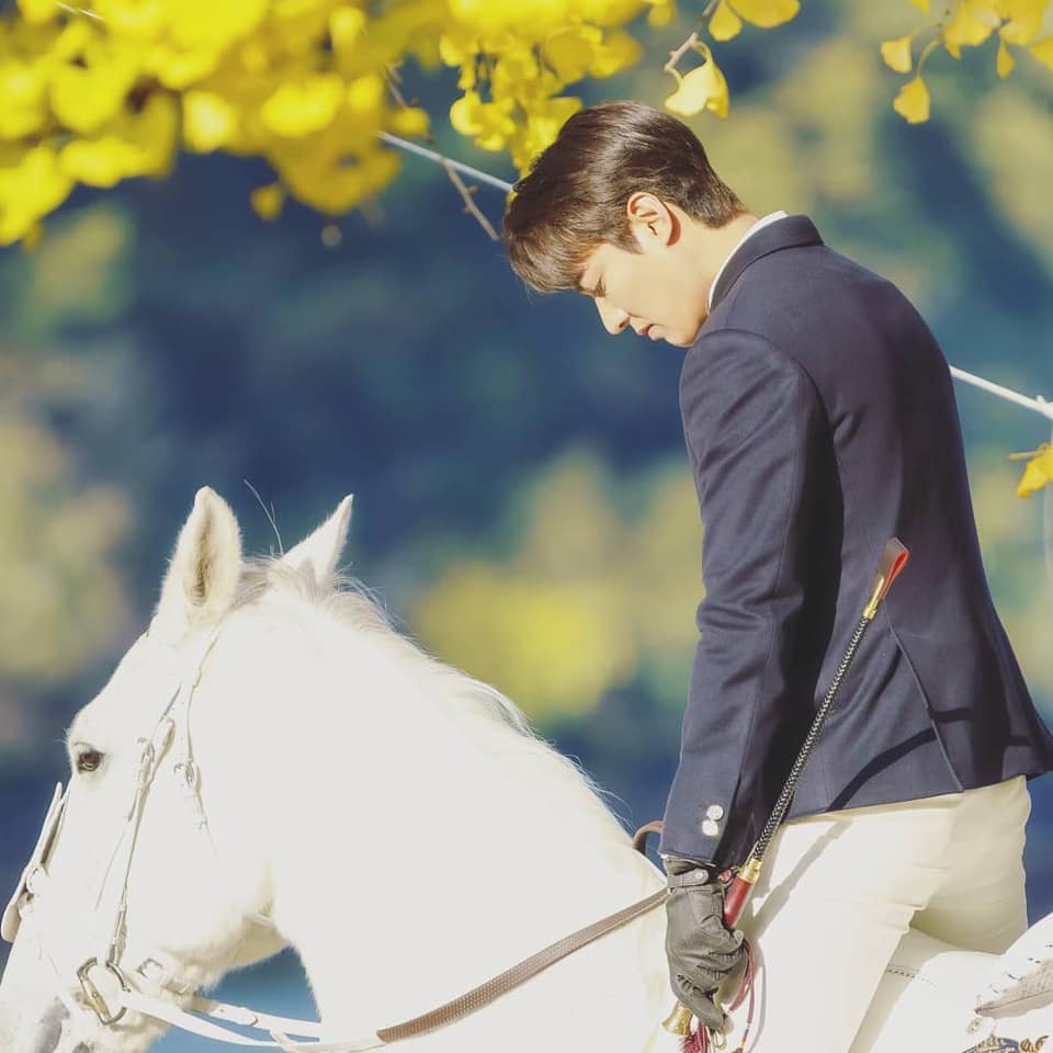 Lee Min Ho mới gây bão cộng đồng mạng với hình ảnh cưỡi ngựa như bạch mã hoàng tử.