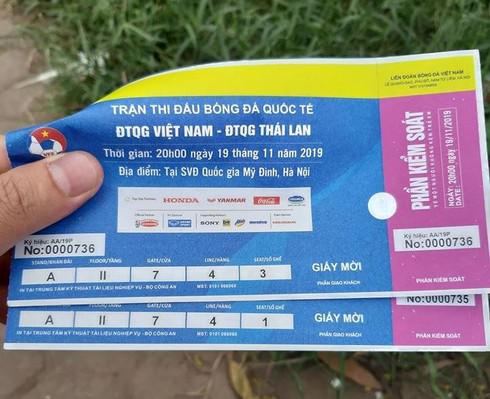 Những cặp vé mời trận Việt Nam - Thái Lan tối 19/11 tới đây đang được rao bán ở mức 4 - 5,5 triệu đồng/cặp. Ảnh: FB.