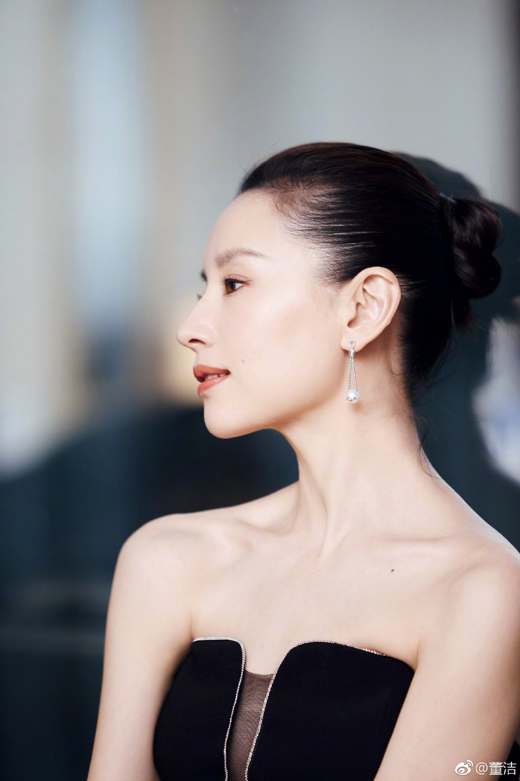Đường nét gương mặt hài hòa, thanh thoát của Đổng Khiết.&nbsp;