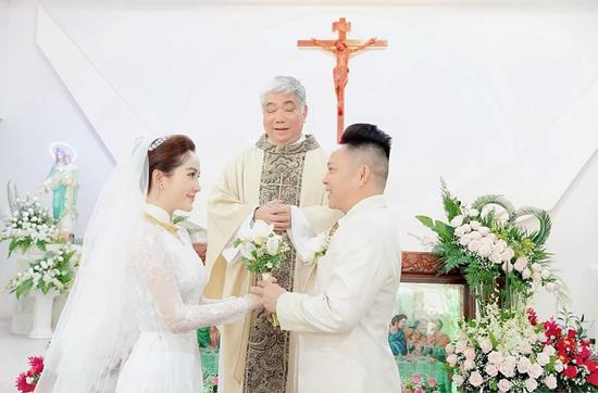 Trước đó, trong lễ rước dâu Bảo Thy cũng xuất hiện với chiếc áo dài được thiết kế cầu kỳ.&nbsp;