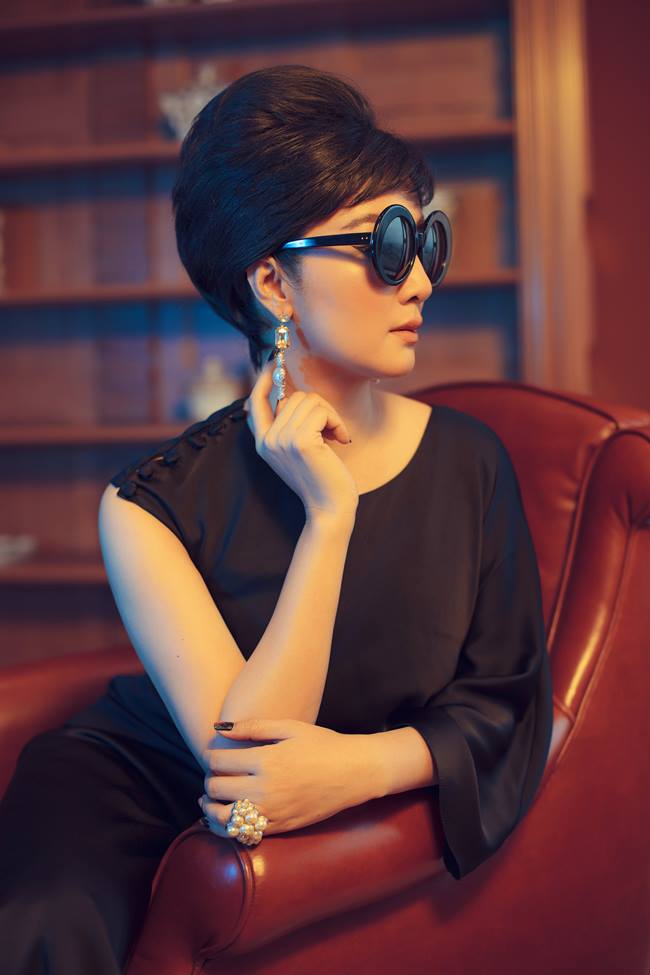 Phảng phất bóng dáng của các mỹ nhân yêu kiều, biết nâng niu bản thân, hai nhà thiết kế muốn tôn lên tất cả vẻ đẹp của người phụ nữ ẩn mình dưới thiết kế lụa, chi tiết nếp gấp nhấn eo tạo cảm giác nữ tính cho người mặc.