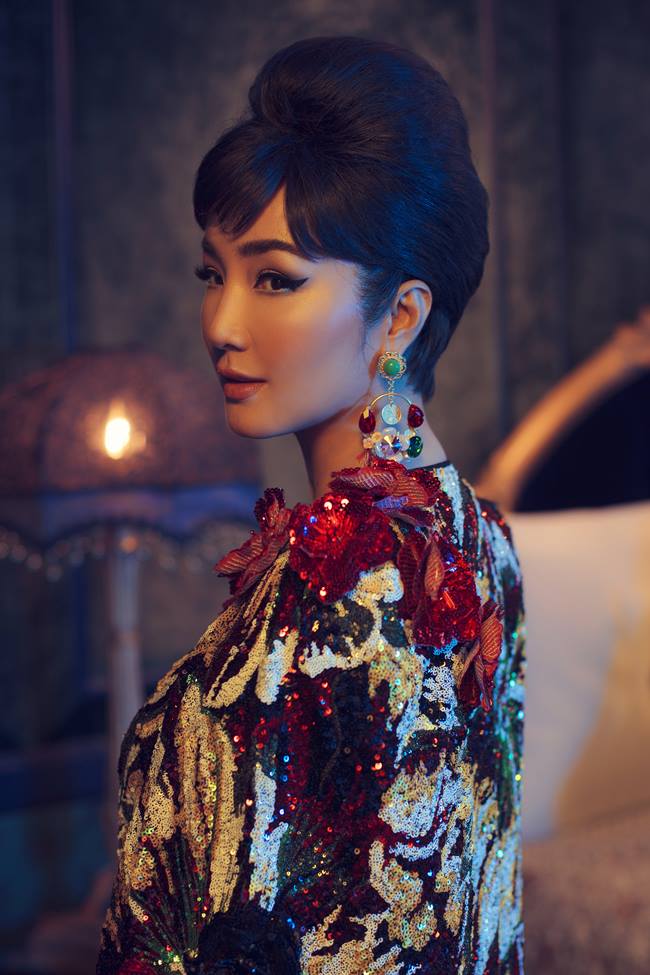 Váy cape được thiết kế tối giản trên sắc màu kiêu sa&nbsp;kết hợp với hoa hồng sequin được làm thủ công tỉ mỉ hằng giờ vô cùng ấn tượng&nbsp; phù hợp cho các buổi tiệc tùng cuối năm.