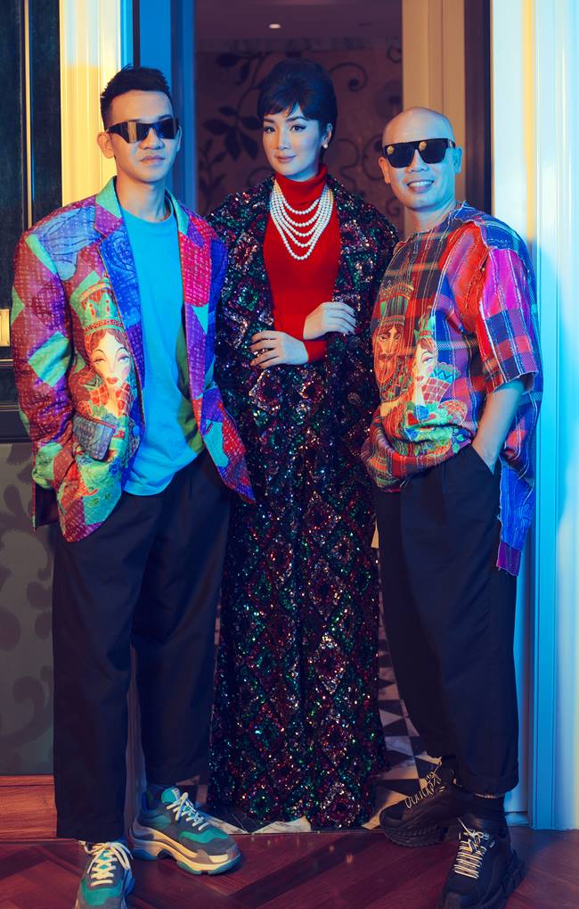 Phong trào tomboy cùng các thiết kế menswear là một trong điểm nhấn vào thời trỳ tinh hoa này được làm mới bằng quần ống xuông kết hợp áo vét vai độn oversize hoạ tiết caro sequin.