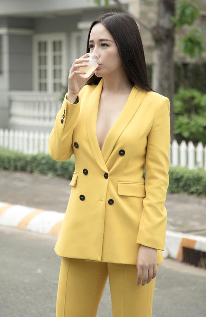 Mai Phương Thúy thường xuyên lựa chọn suit cho nhiều sự kiện cô góp mặt. Trong đó, hầu như người đẹp đều mặc vest không nội y. Cô từng bị chỉ trích vì thói quen mặc đồ này khi thắp hương tưởng niệm trong một sự kiện, ở góc chụp nghiêng, nàng hậu Hà thành lộ vòng 1 lấp ló, kích thích thị giác ánh nhìn và chính hình ảnh này khiến cô chưa có được sự tôn nghiêm.