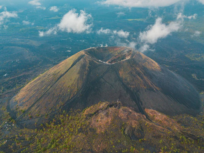 Núi lửa Parícutin, Mexico: Một trong những núi lửa trẻ nhất thế giới, tro bụi của Parícutin đã chôn vùi 2 ngôi làng khi nó phun trào lần đầu tiên vào năm 1943. Nó ngừng hoạt động vào năm 1952 và hiện trở thành điểm du lịch hấp dẫn.