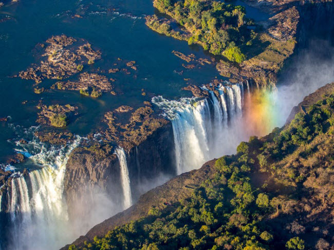 Thác Victoria, biên giới Zimbabwe và Zambia: Đây là thác nước rộng nhất  thế giới. Du khách có thể nghe thấy tiếng nước chảy từ khoảng cách 38m.